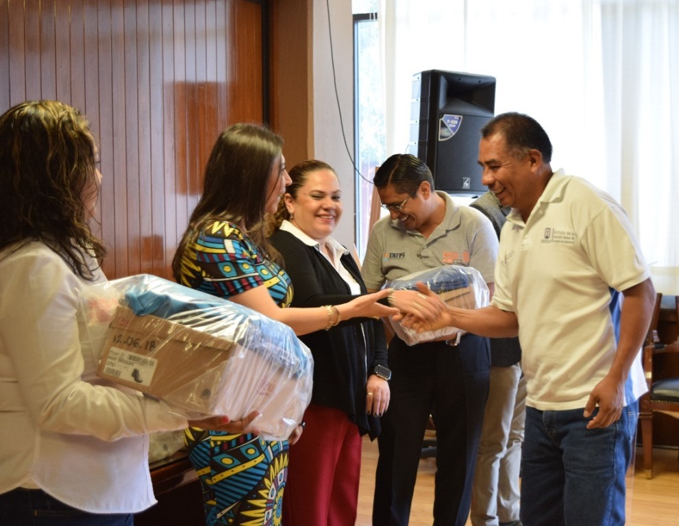 Entrega IEBEM uniformes para personal de servicios