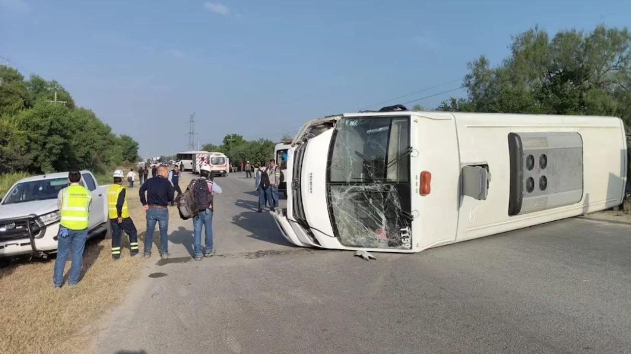 Choque frontal en Pesquería deja tres muertos y 29 heridos
