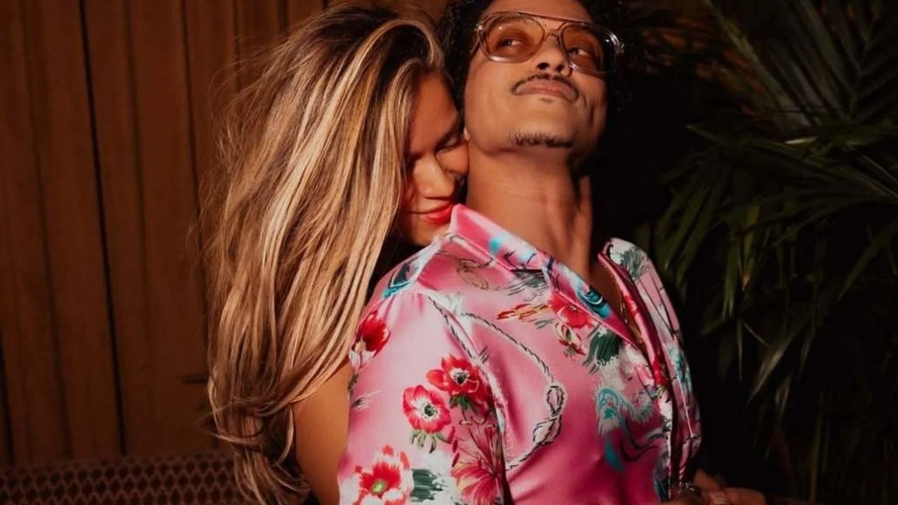 Karol G mantiene distancia tras rumores de vínculo con Bruno Mars