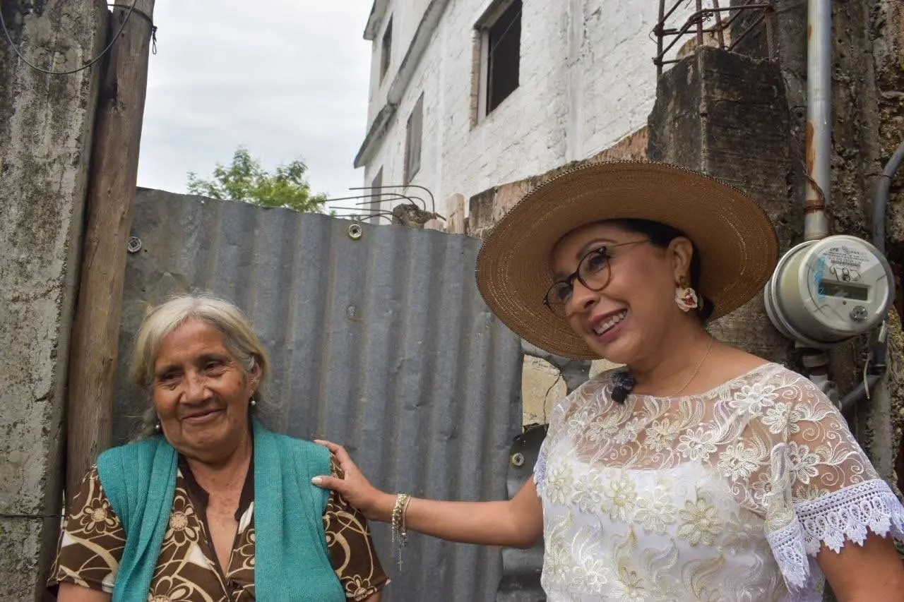 Esthela Damián recorre barrios emblemáticos de Taxco para escuchar a plateros