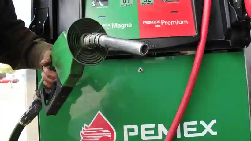 Gobierno y gasolineros extienden seis meses el pacto para frenar alza de precios