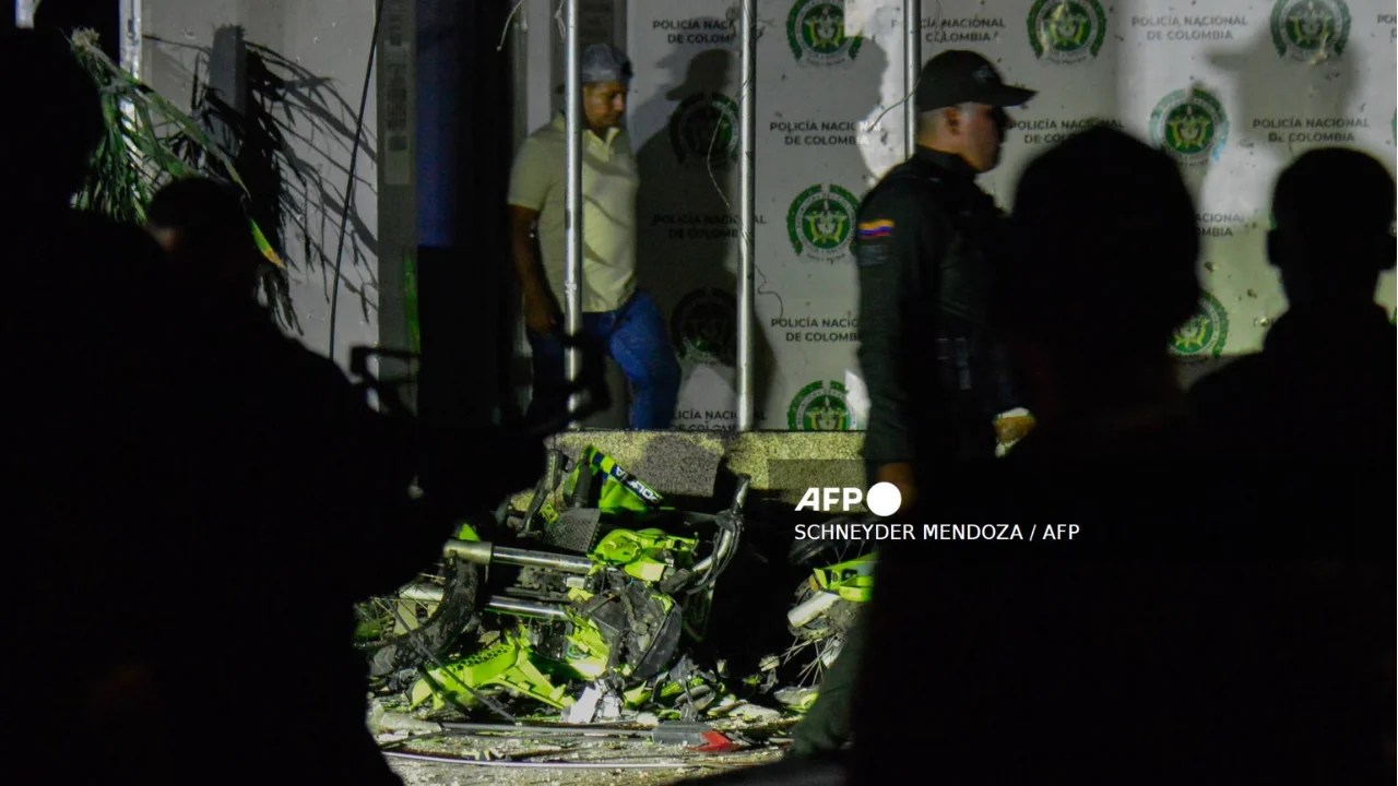 Coche bomba ataca estación policial en Colombia y deja un civil muerto