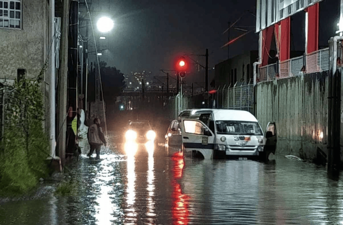 Inundación en Tultitlán causa la muerte de seis personas atrapadas en una combi