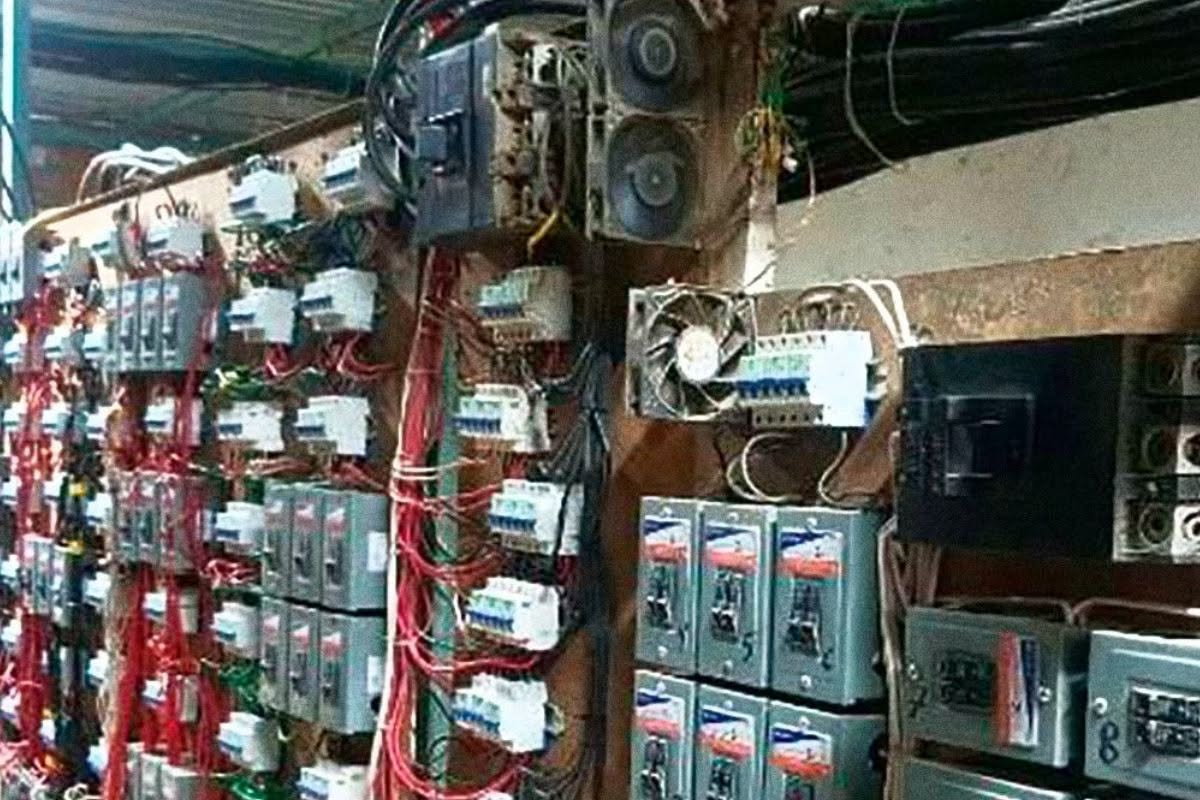 Fiscalía desmantela granja clandestina de criptomonedas en Puebla