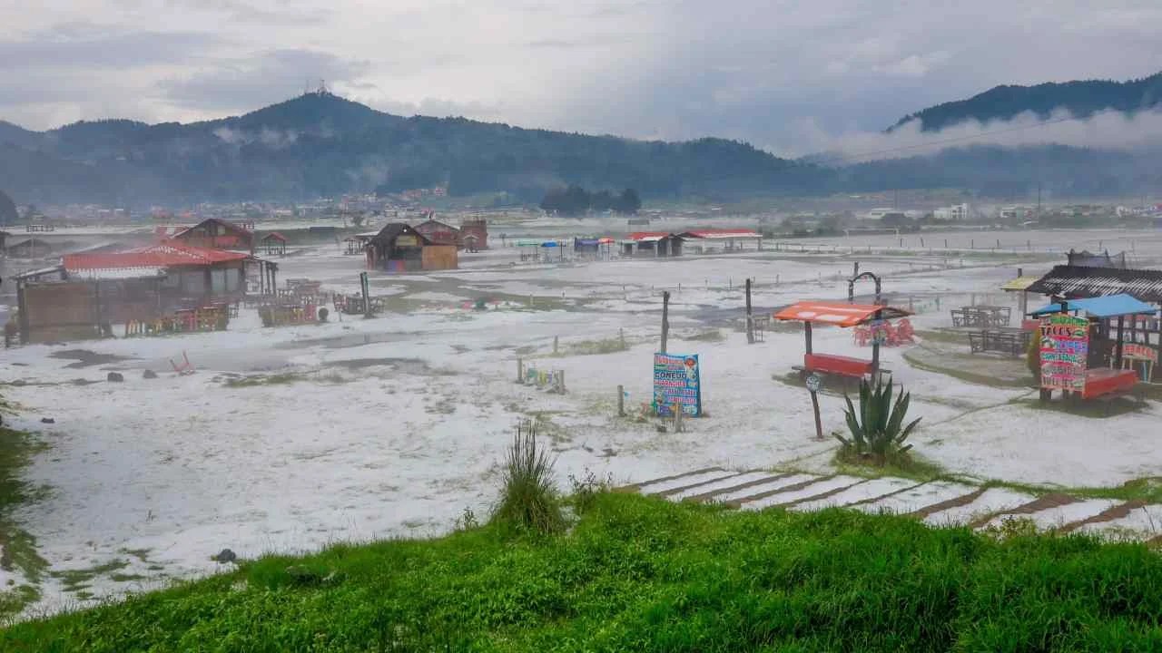 Fuerte granizada cubre de blanco la carretera México-Toluca en La Marquesa