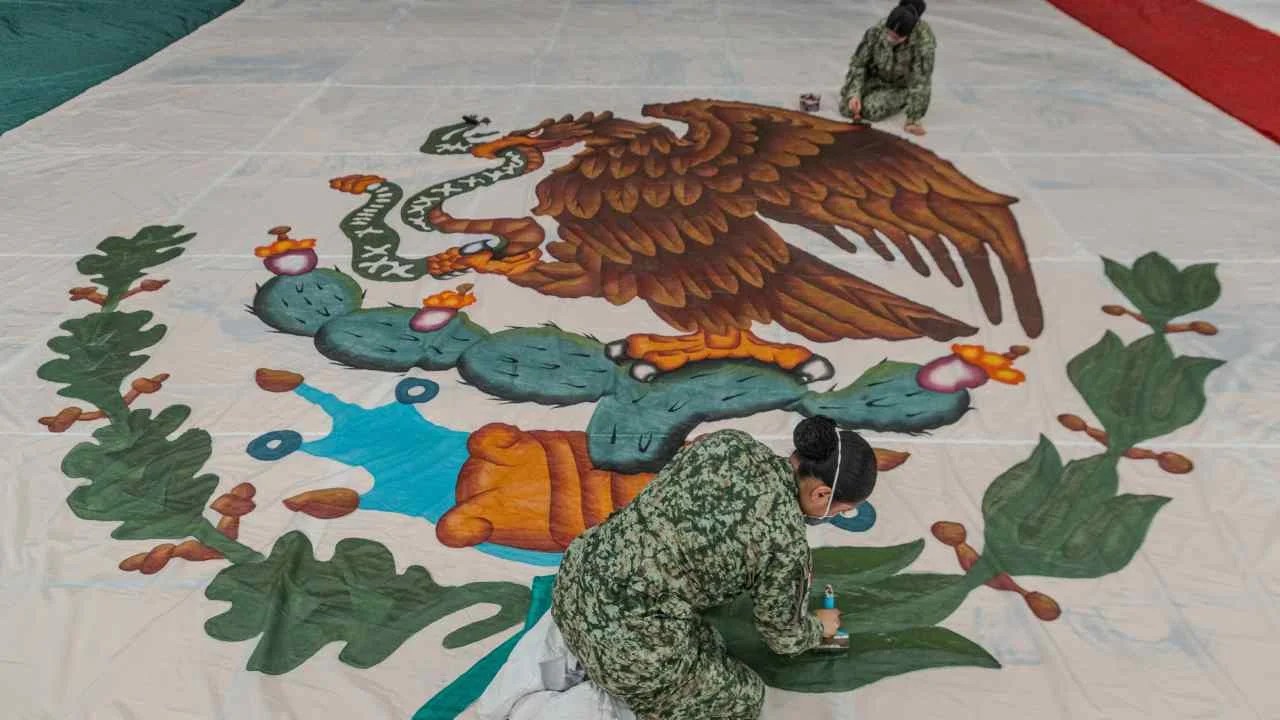 Soldados especializados confeccionan bandera monumental con manualidad