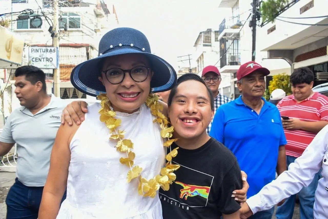 Esthela Damián recorre el barrio de La Marina para dialogar con familias
