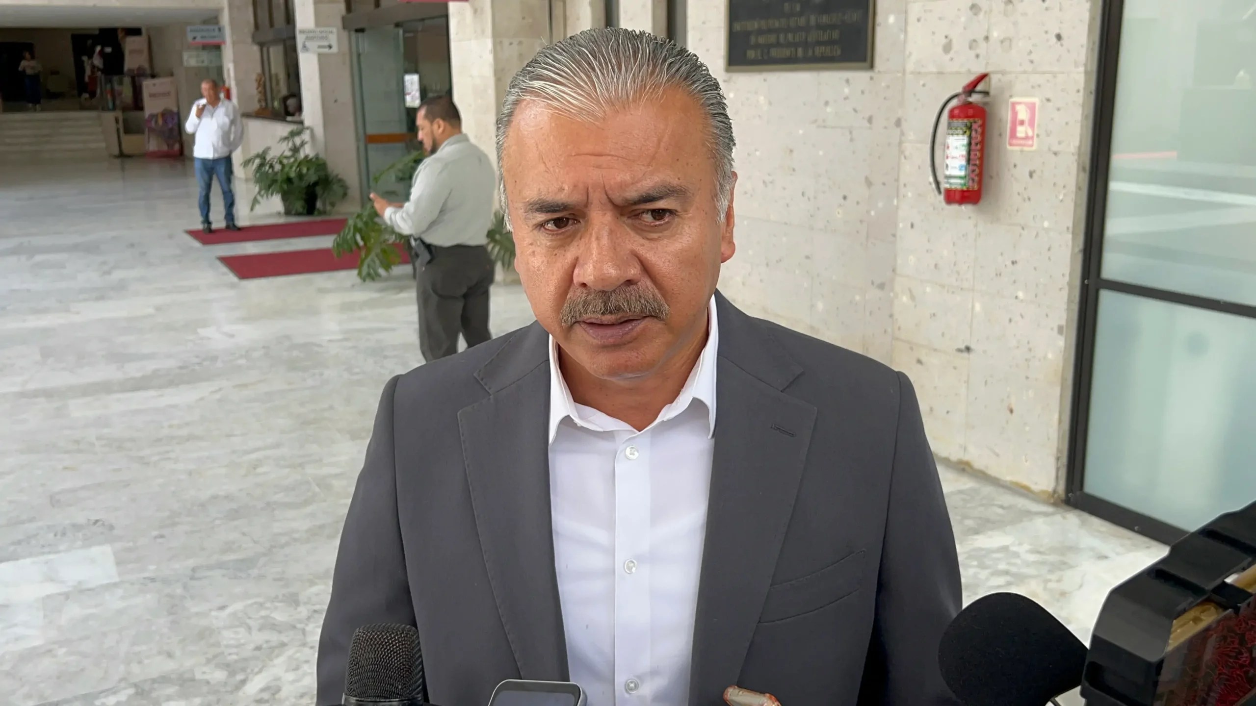 Diputado de Veracruz confirma prohibición de celulares en escuelas