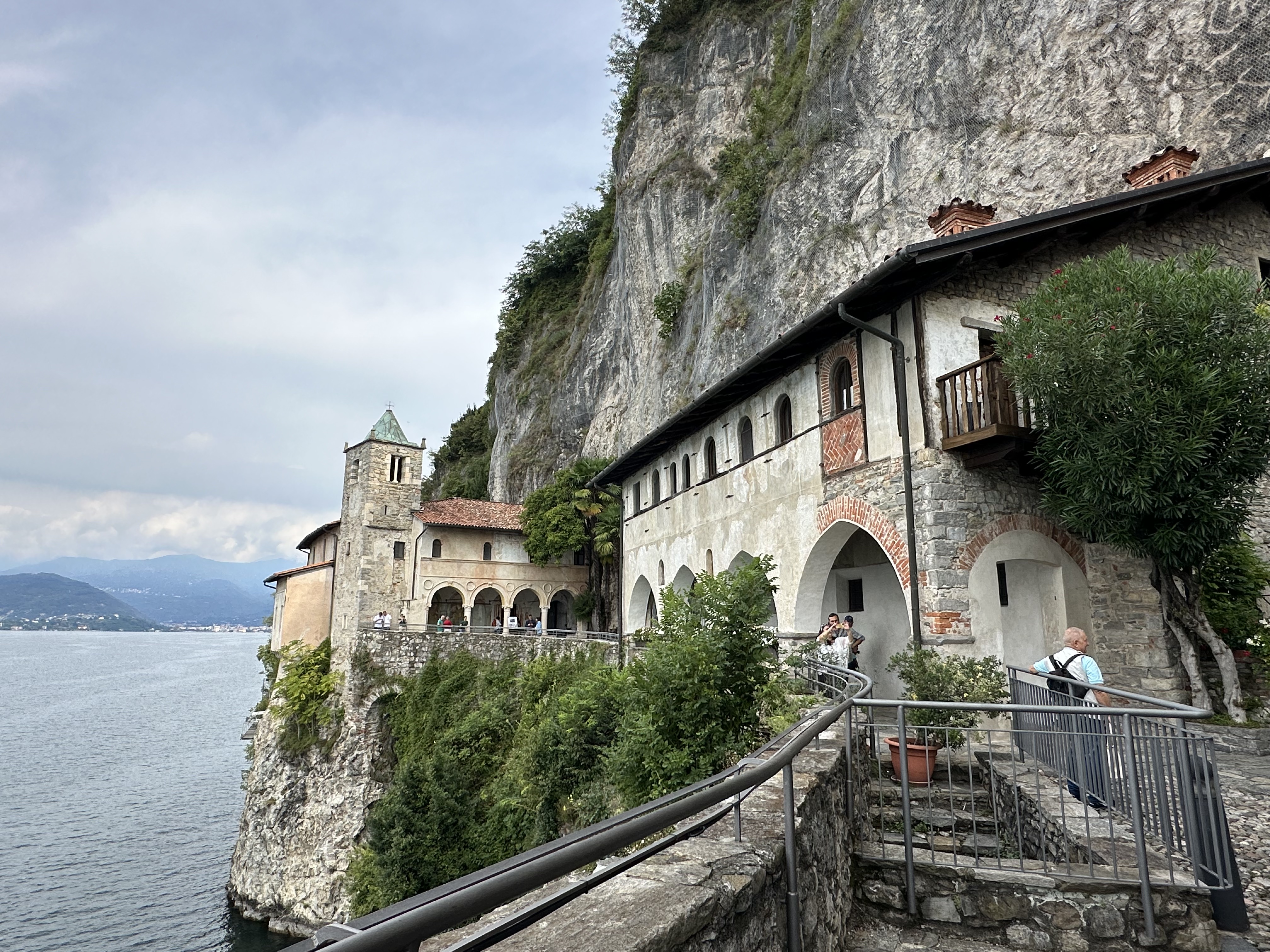 Santa Caterina del Sasso – Das spektakuläre Kloster am Lago Maggiore