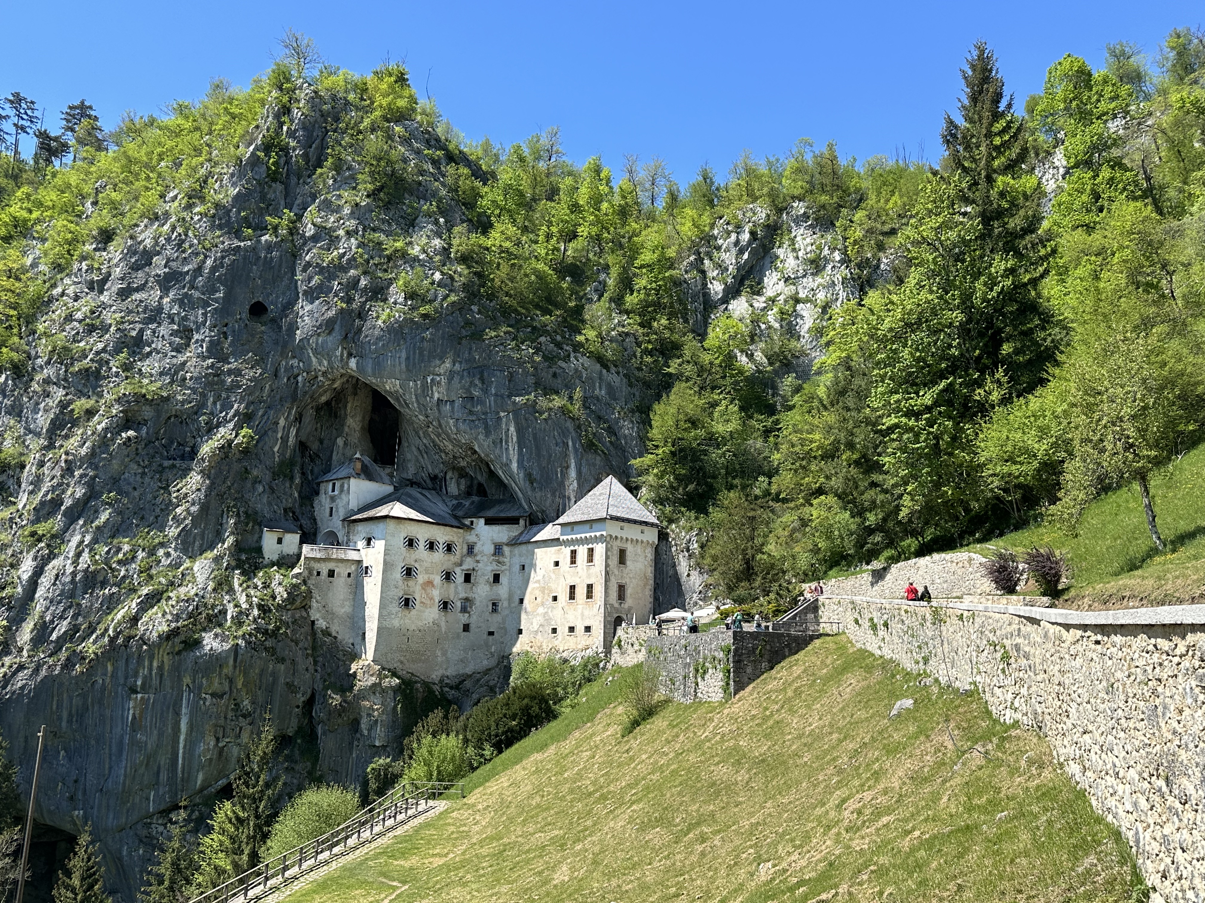 Predjama, die größte Höhlenburg der Welt