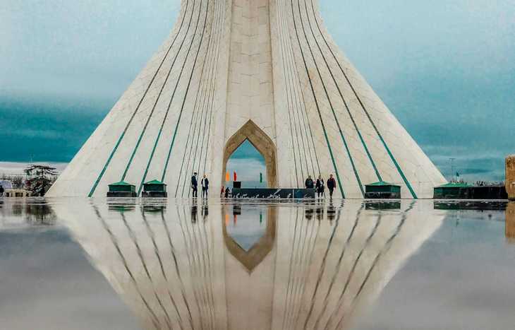 Tour-azadi-arc-triomphe-iran-blanche-reflet-place-azadi-mirroir-eau-révolution-nous-navons-pas-peur