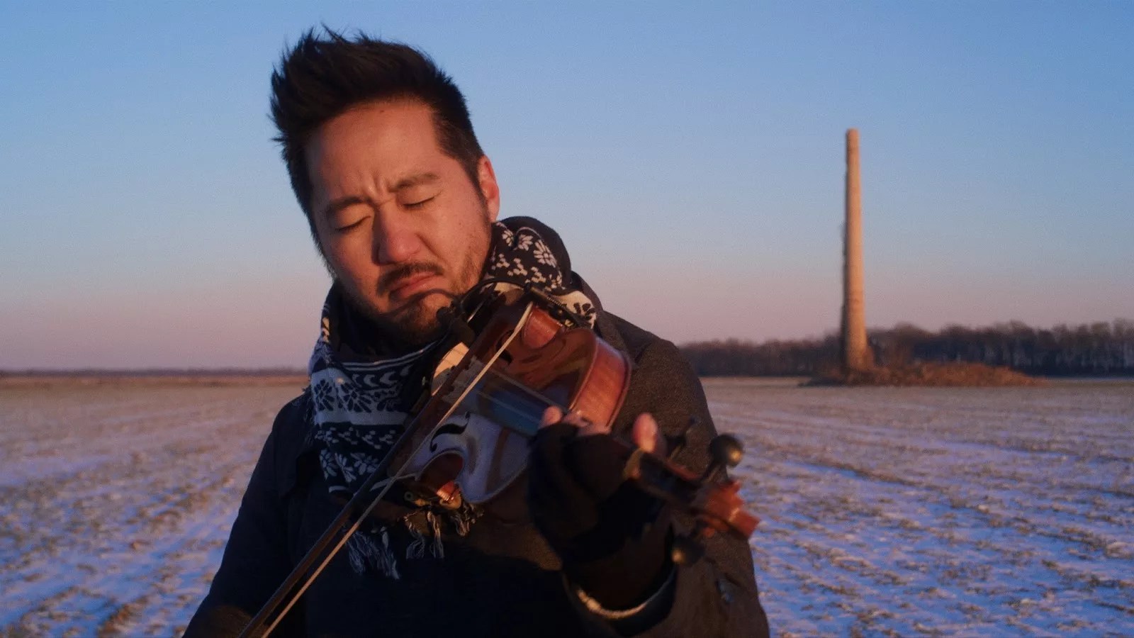 KISHI BASHI playing the violin in OMOIYARI.
