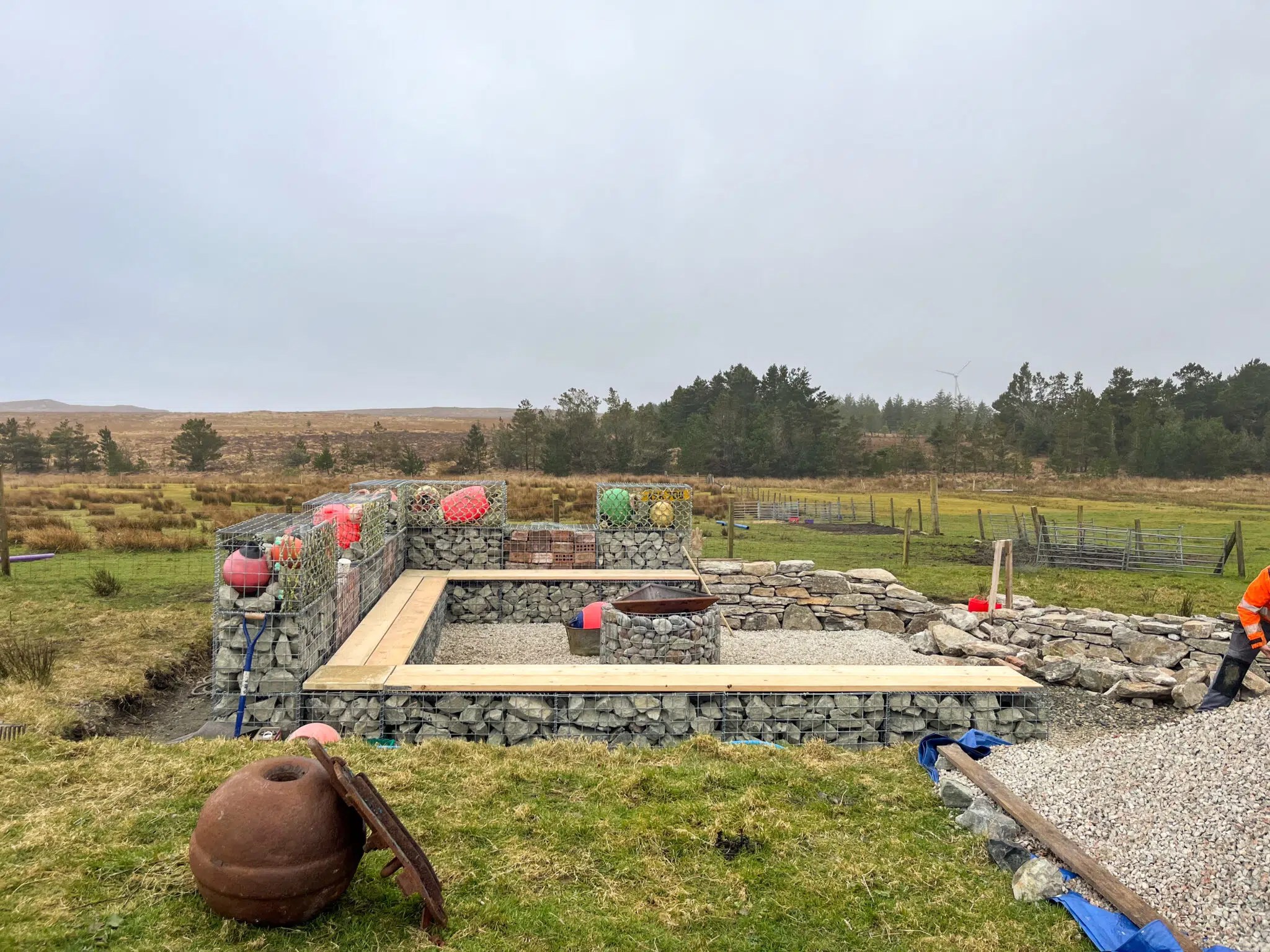 Enviromesh gabions used to create windbreak shelter at Macauley College