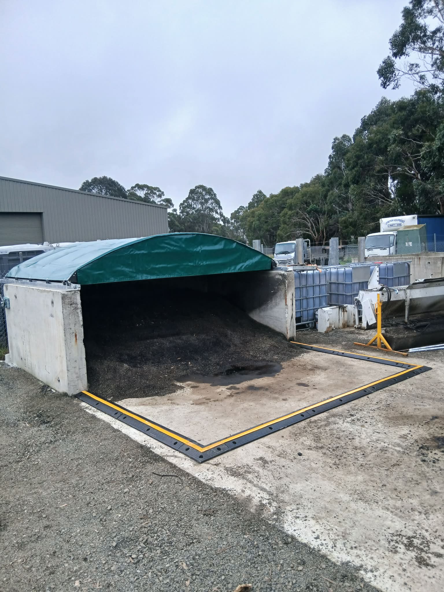 block bunker and sliding roof industrial storage system