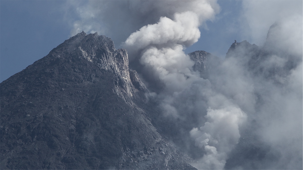 Photograph of the southern flank of the Merapi volcano during a partial collapse