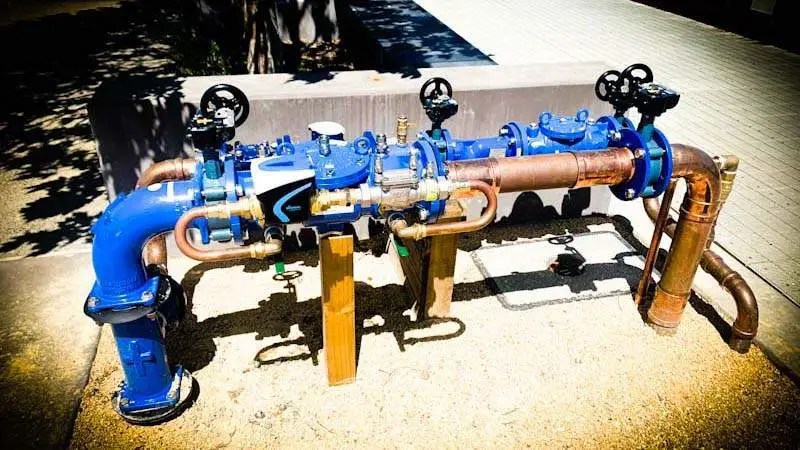 A backflow valve train