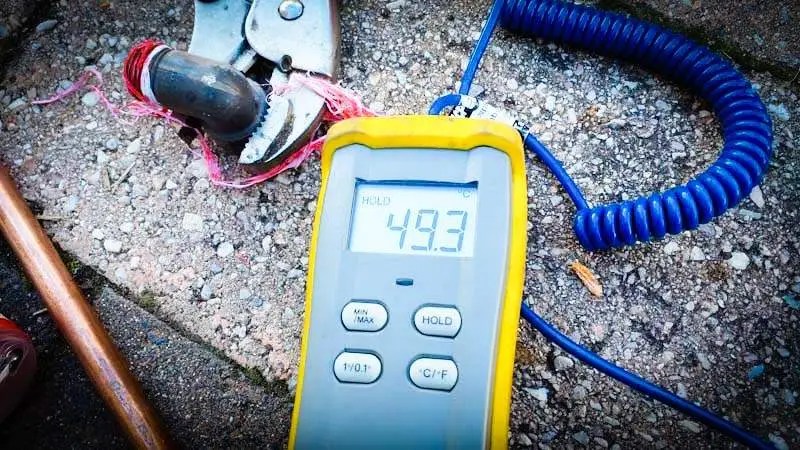 Testing the temperature of a tempering valve