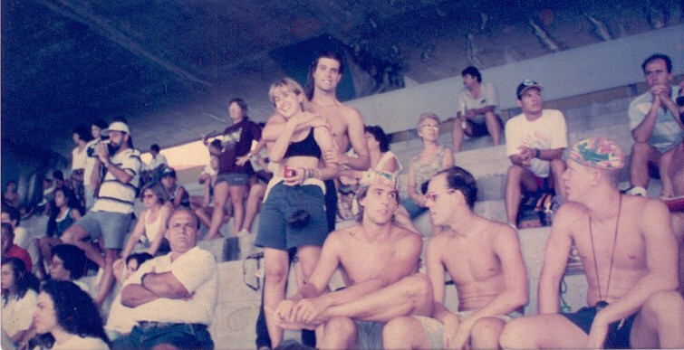 1993: literalmente abraçando novos objetivos. Fralda, um sósia do Barros com cabelo, Ricardo Parente e (no cantinho) Pancho também aparecem.