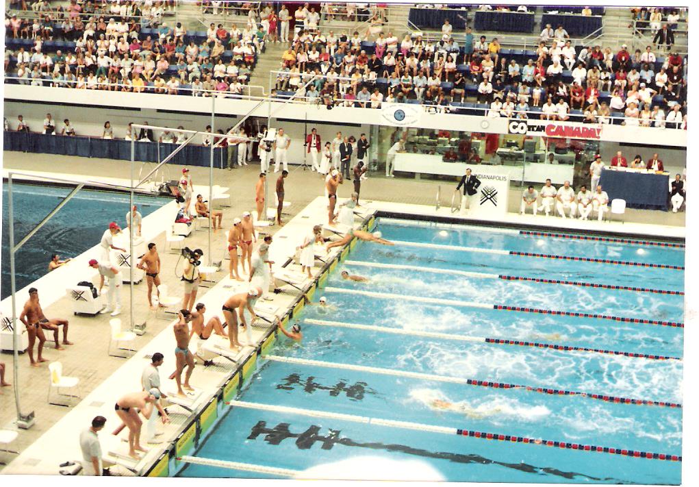 Na raia 6, a chegada de Jorge Fernandes entregando para Julio Rebollal fechar o 4x100 L.