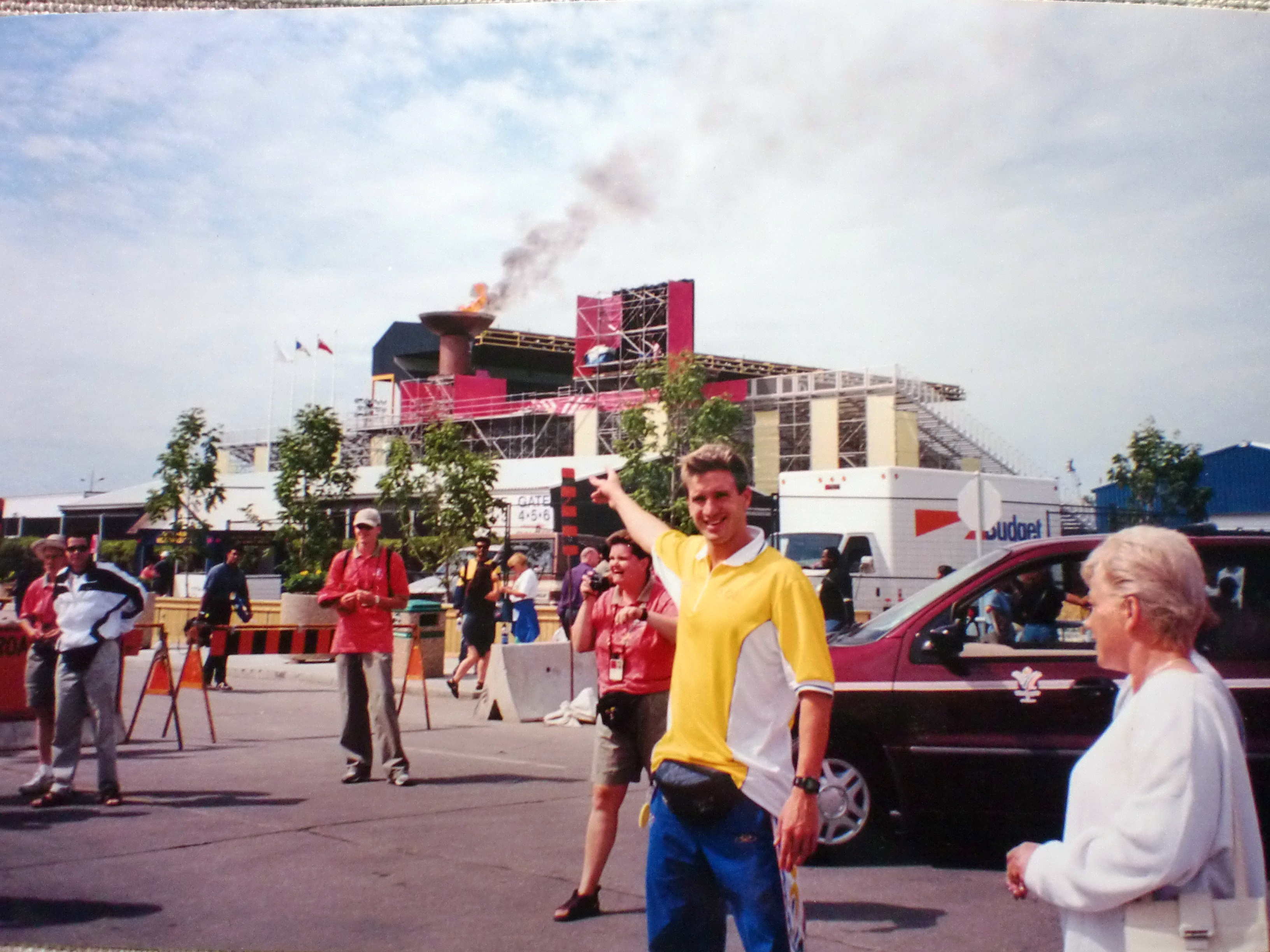Cassiano mostra a pira olímpica.