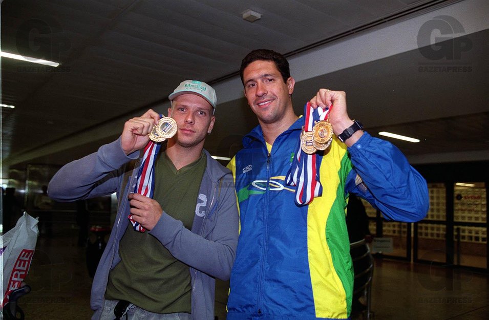 Foto: Luz Bittar/Gazeta Press - 19/08/2003 - 1286-03 - Aeroporto de Cumbica-Chegada delegacao jogos Panamericanos-Fernando Scherer e Gustavo Borges, recordista brasileiro de medalhas Panamericanas- Guarulhos - Sao Paulo - SP - Brasil.