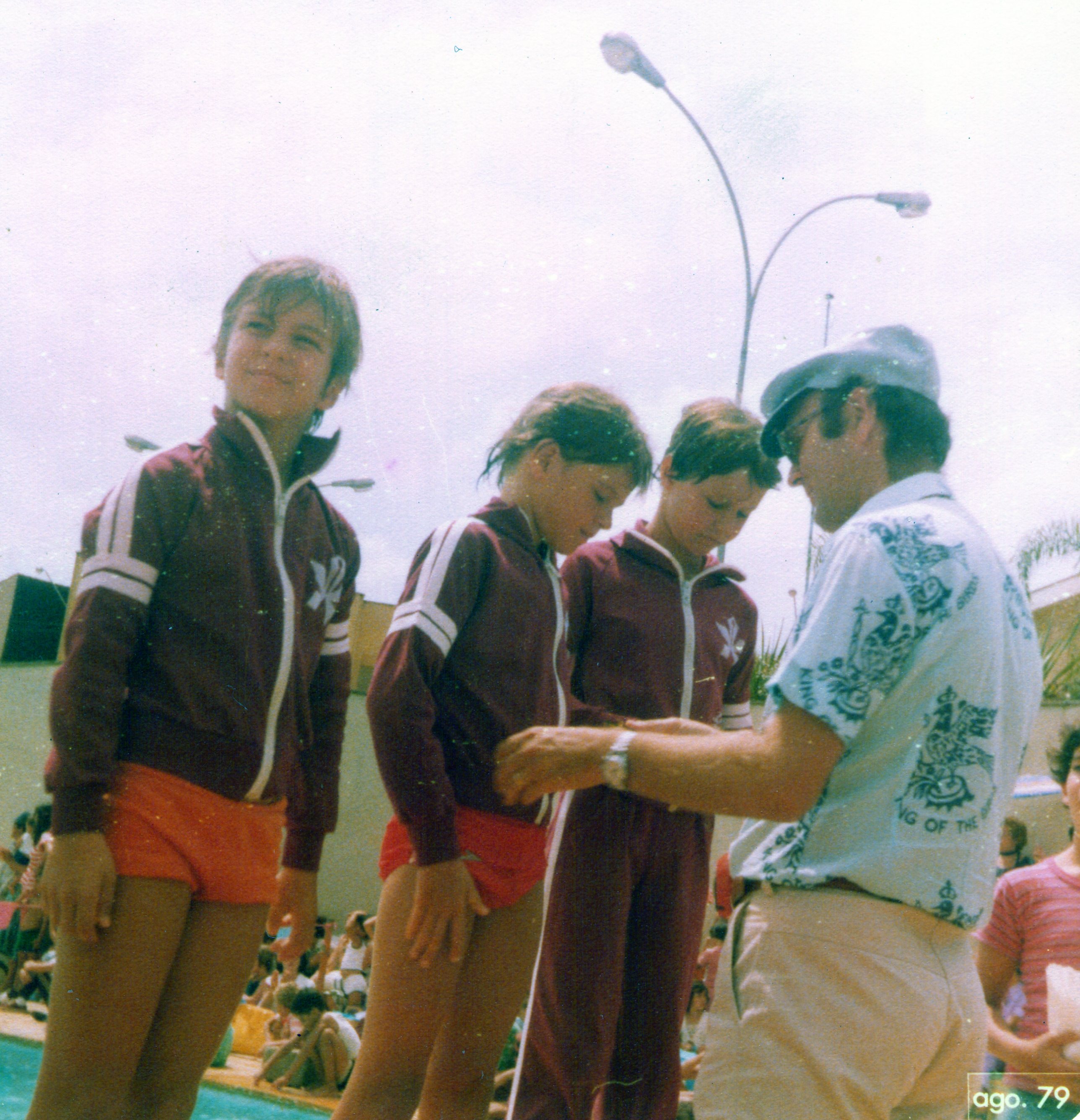 Em 1979, competindo em meio aos "trabalhos-base", choros e tentativas de parar de nadar. O paraninfo é meu pai, eu sou o do centro, à esquerda João Carlos Rangel Soares, à direita André Fernandes.