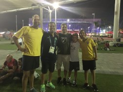 Coach olímpico foi dar um alô para a torcida com a piscina ao fundo.