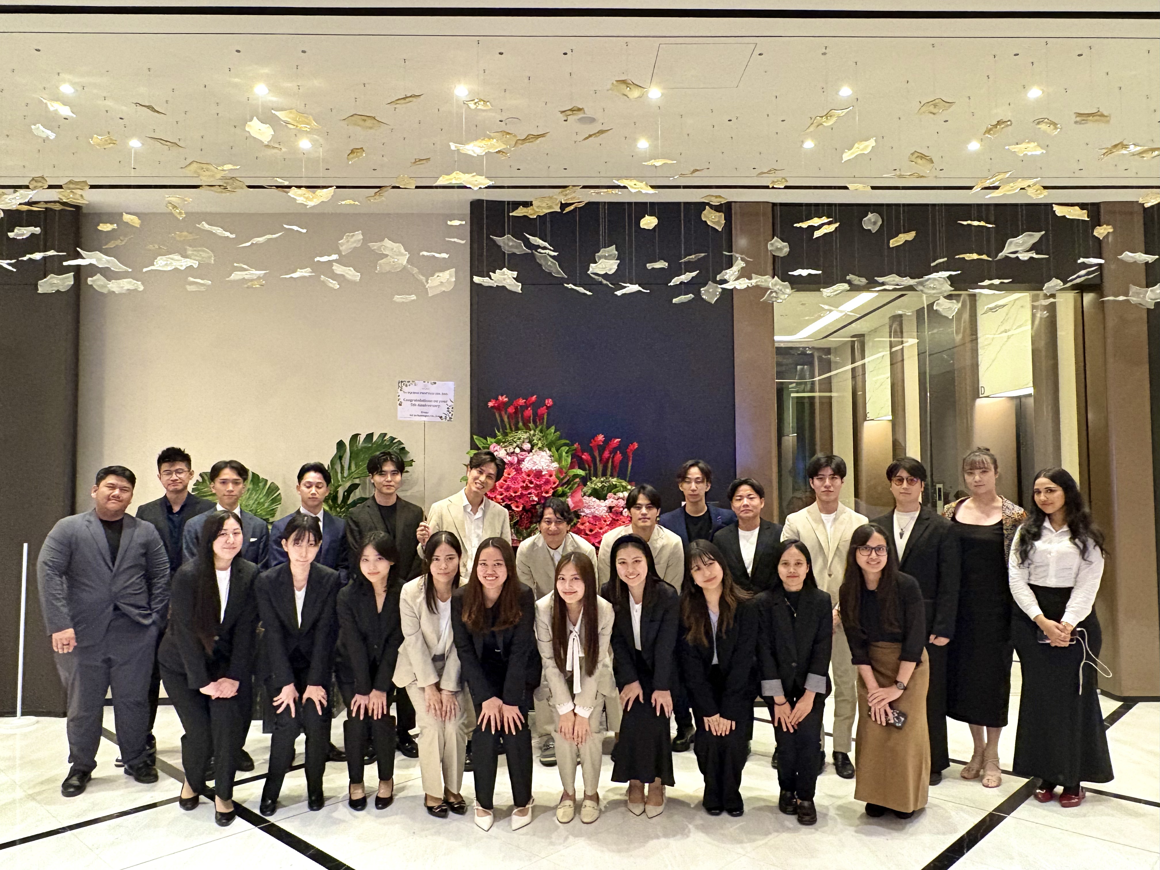 EQUINOX不動産ツアー参加者とスタッフの集合写真
