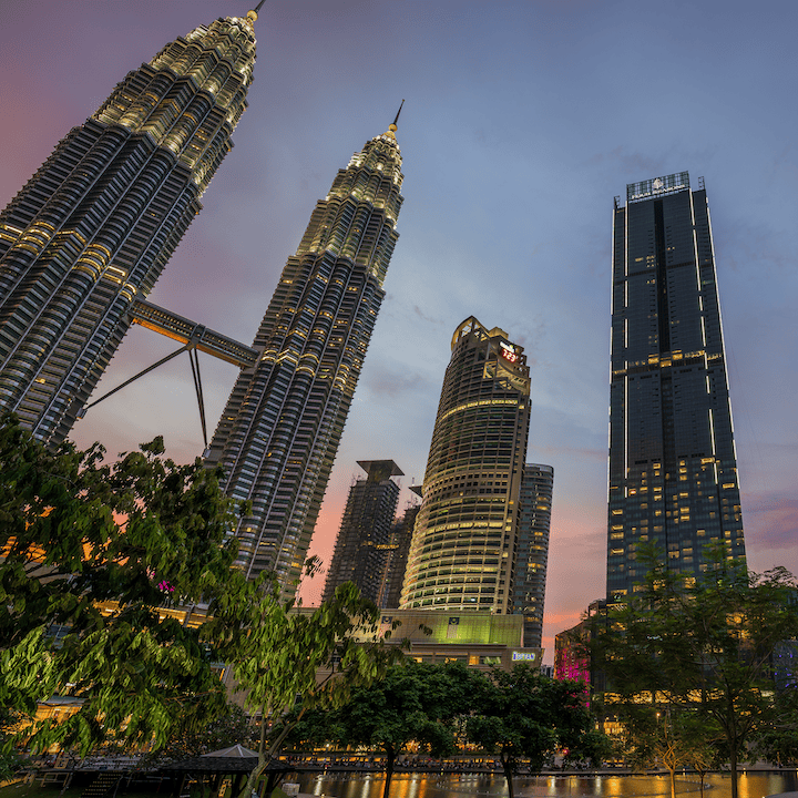 夕暮れのKLCC、ペトロナスツインタワーと周辺の高層ビル群