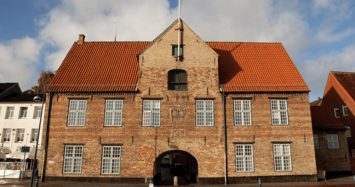 Τα ερείσματα των Σκοπίων ανήκουν πρωτίστως σε κύκλους γερμανικής και δευτερευόντως ιταλικής προελεύσεως και εμπνεύσεως για λόγους οι οποίοι έγιναν σαφείς από εδαφικής απόψεως ήδη από τον Β’ Παγκόσμιο Πόλεμο.