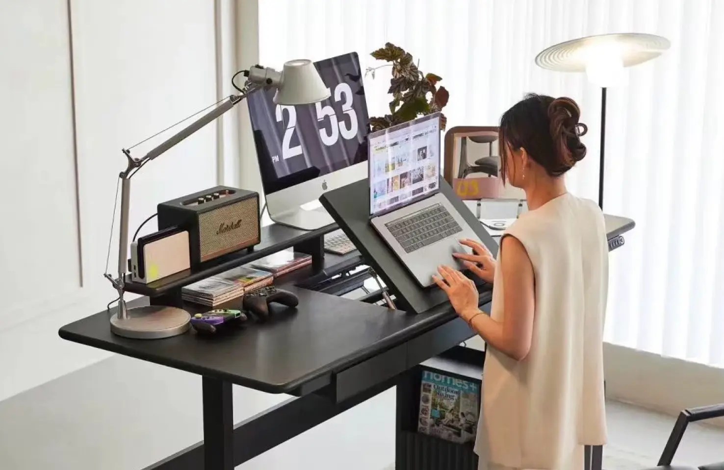 Exemple de bureau assis debout avec accessoires ergonomiques