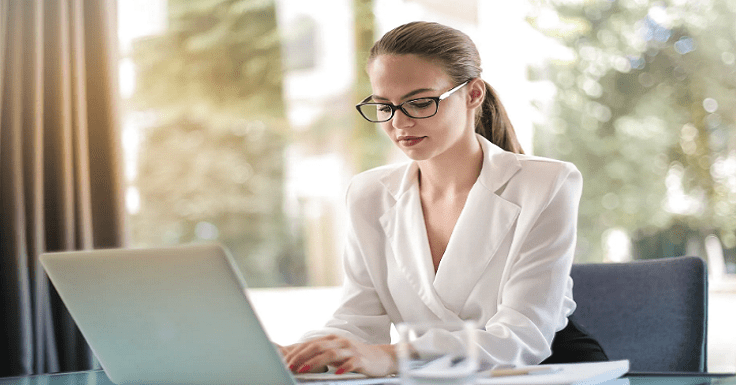 A business women working on laptop