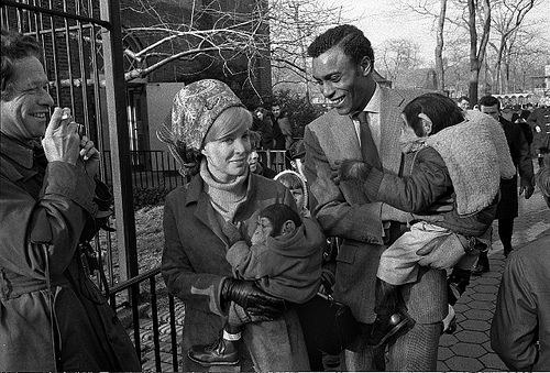 Garry Winogrand shooting on the streets