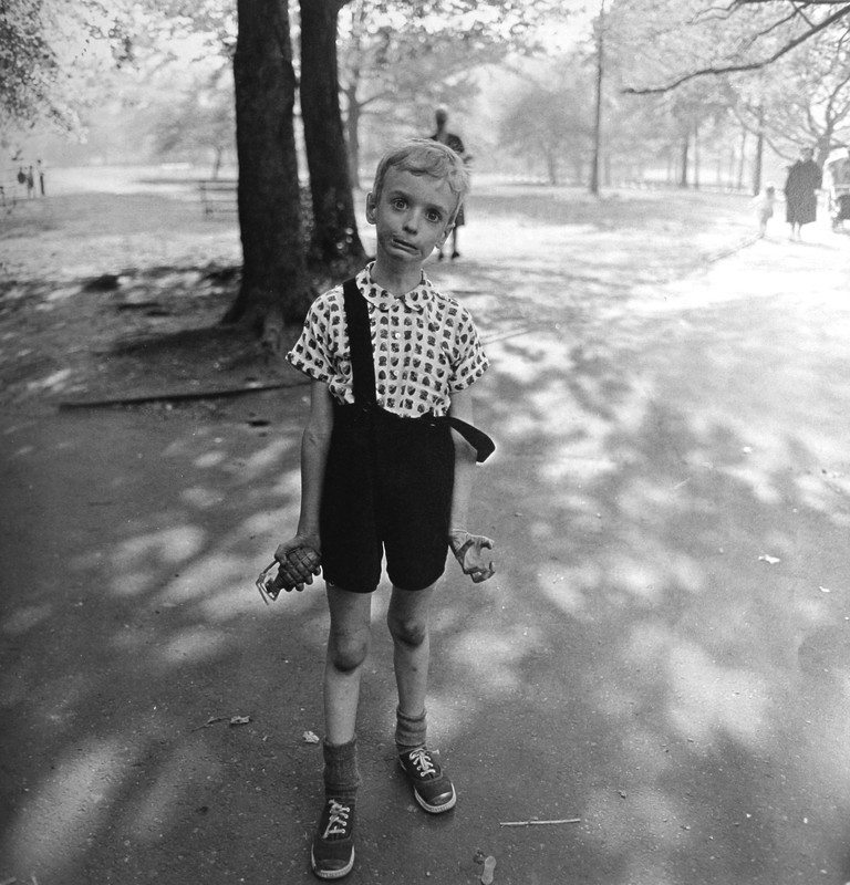 Child with Toy Hand Grenade in Central Park, New York City, USA (1962) / Diane Arbus 