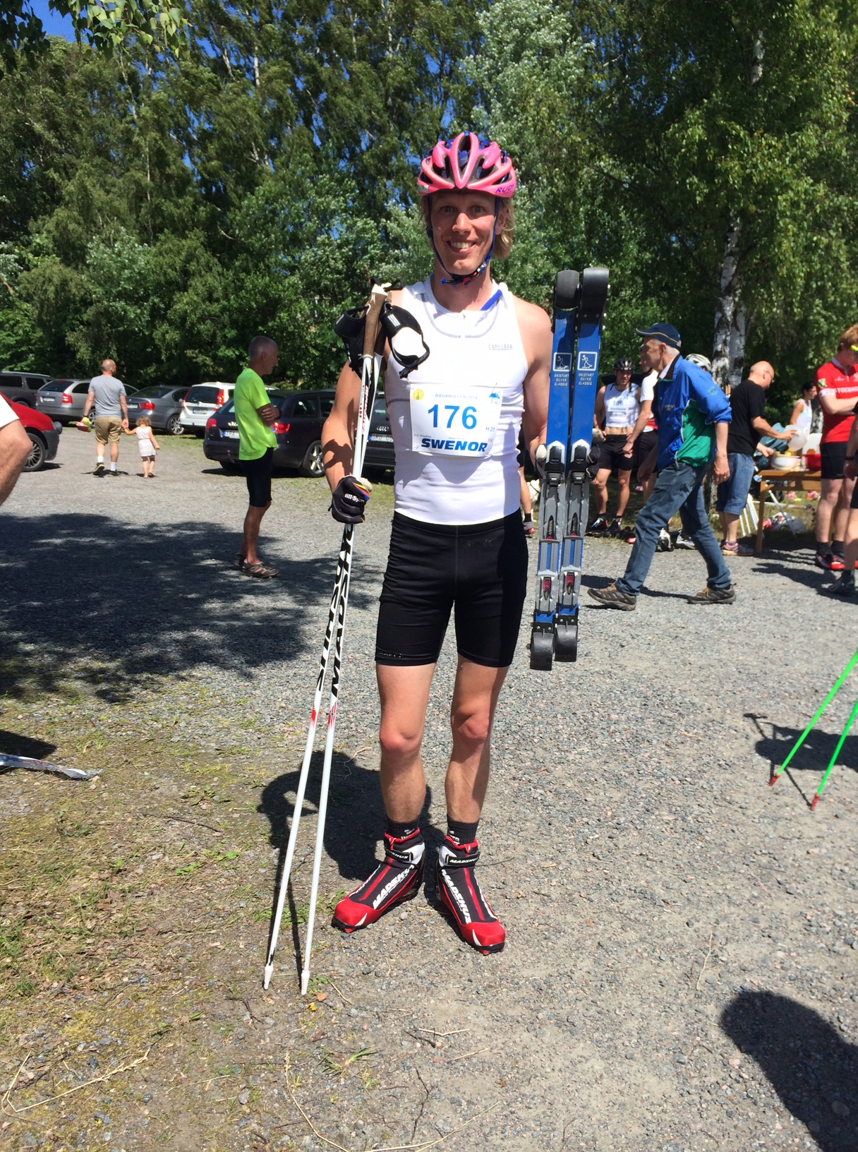 Nöjd och glad med 2:a-platsen! Premiär i Madshus skejtskor. Skönt med lite extra stöd, men klassiska skor funkar också. Skistarts 2:or gick rullade ungefär som de jag låg i samma klunga som. Linnet med inbyggd camelbak funkade kanon, bra på rullskidor.