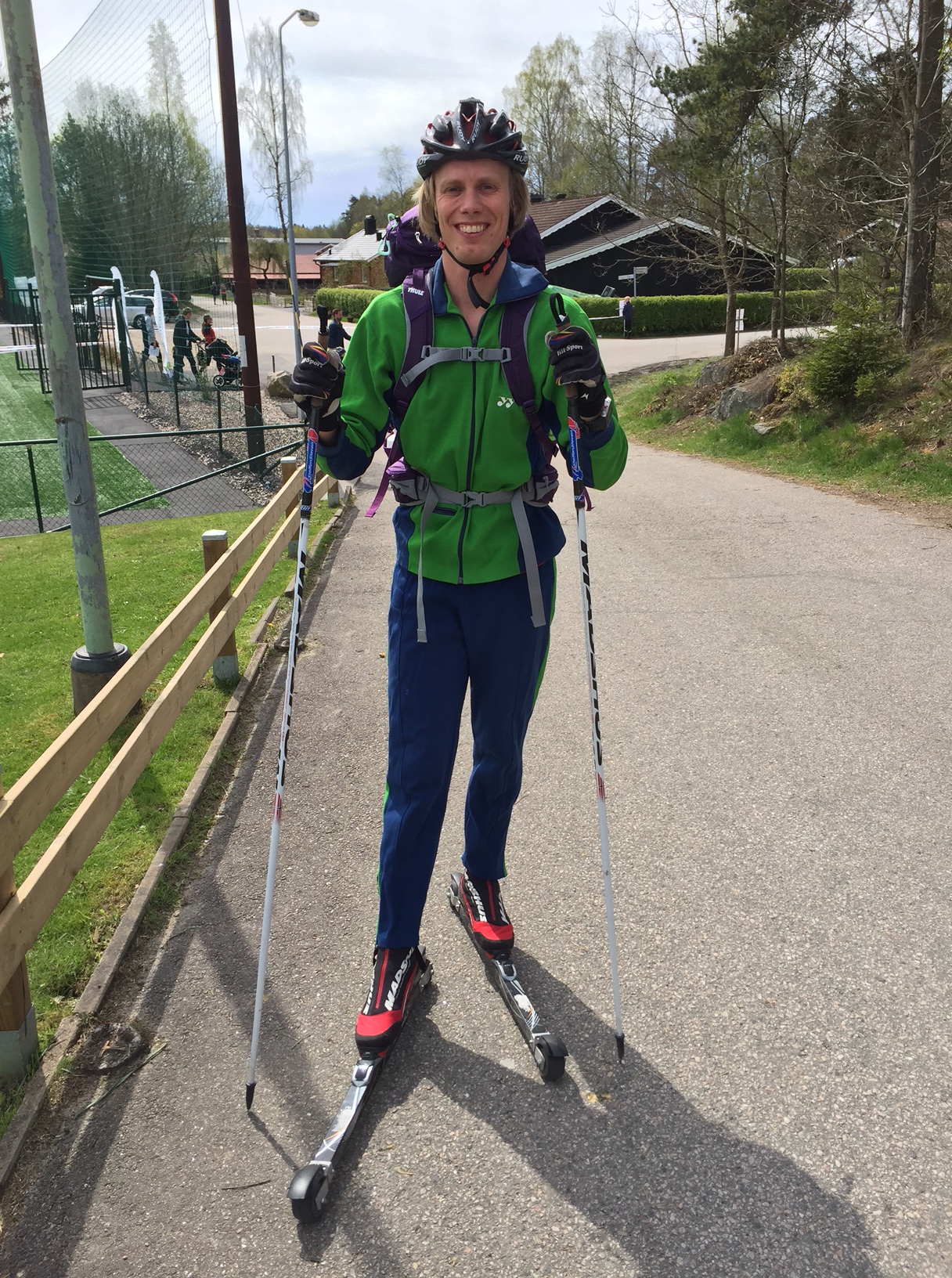 Eftersom jag bor i Lundaskog bara 3 km från Sjömarken tog jag rullskidorna (självklart 4:or) till och från tävlingen.