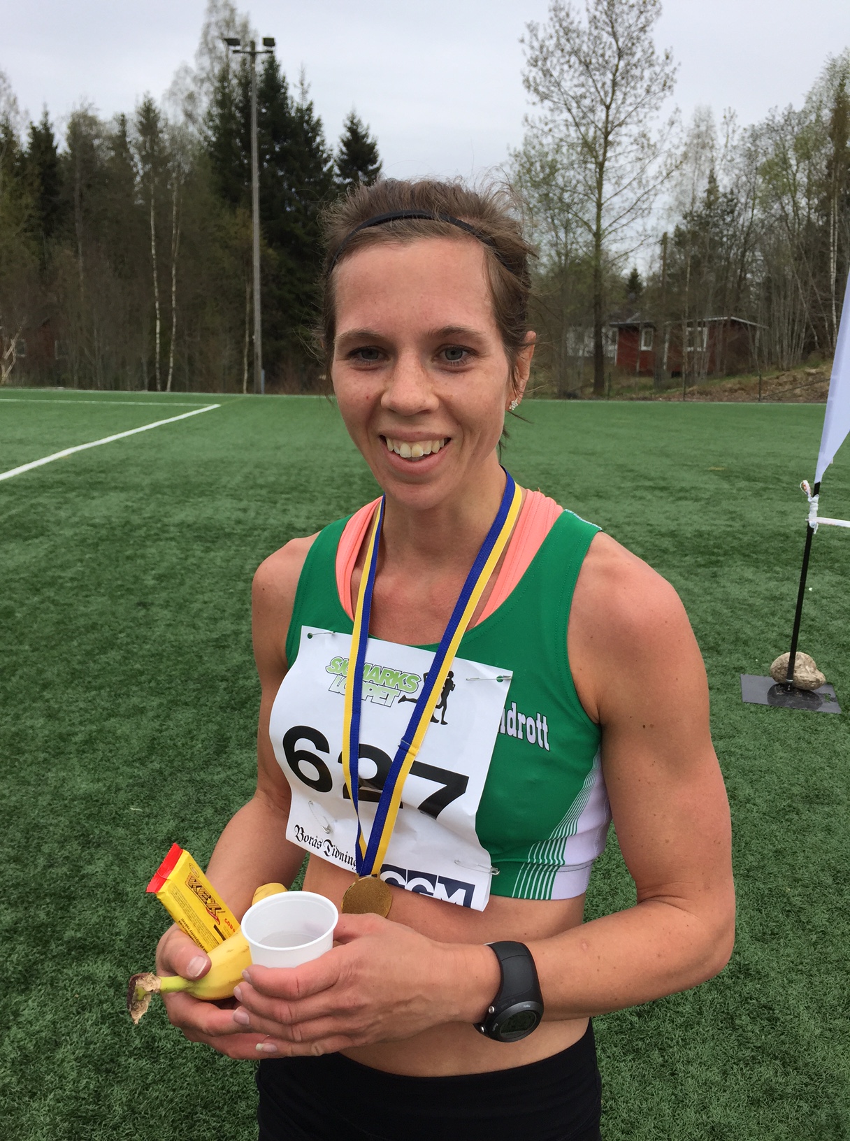 Karin Nilsson kan både åka skidor och springa. Hon vann Sjömarksloppet 2015 före Annelie Johansson, som har slitit med skador i vår.