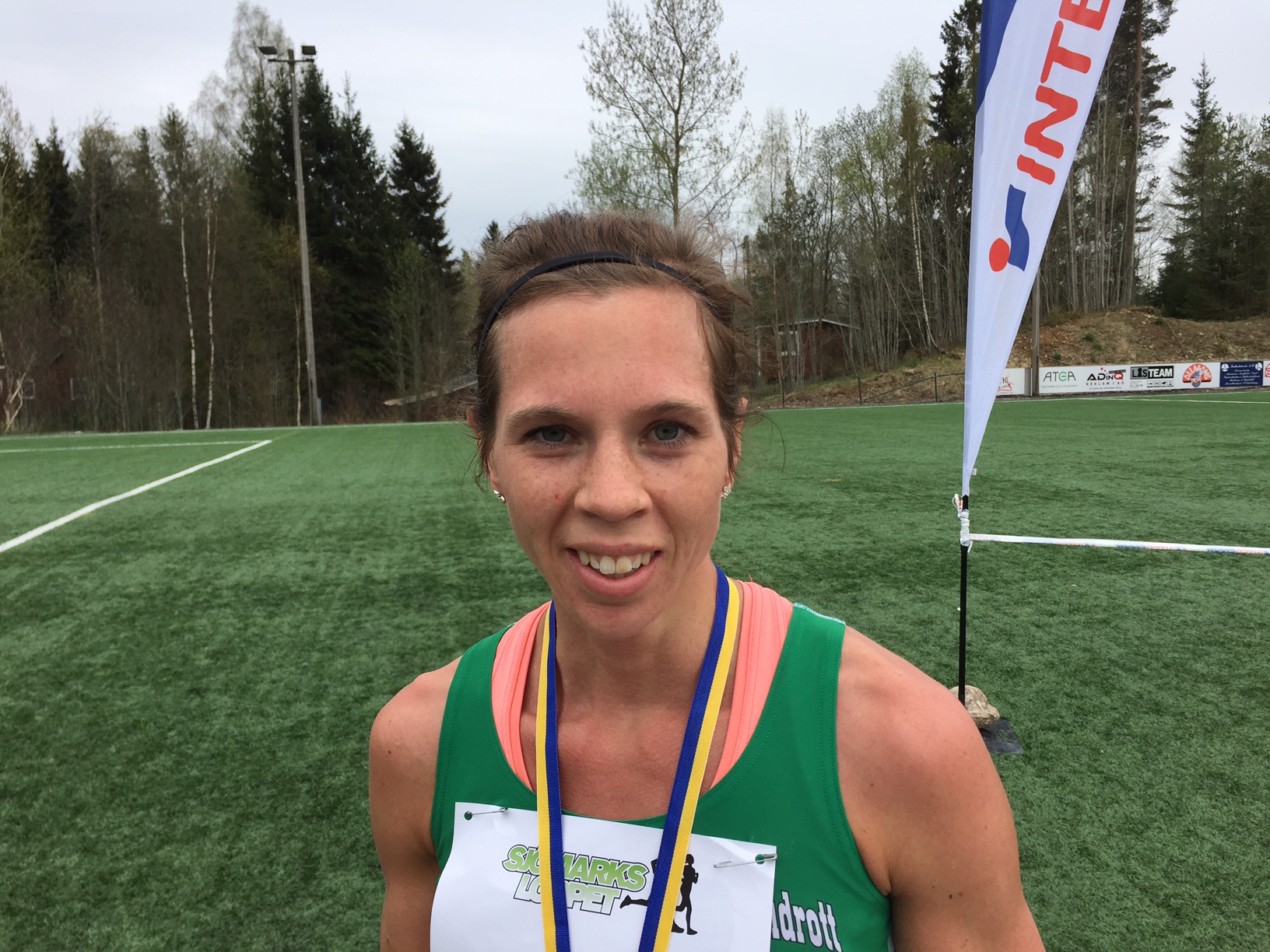 Karin Nilsson kan både åka skidor och springa. Hon vann Sjömarksloppet 2015 före Annelie Johansson, som har slitit med skador i vår.