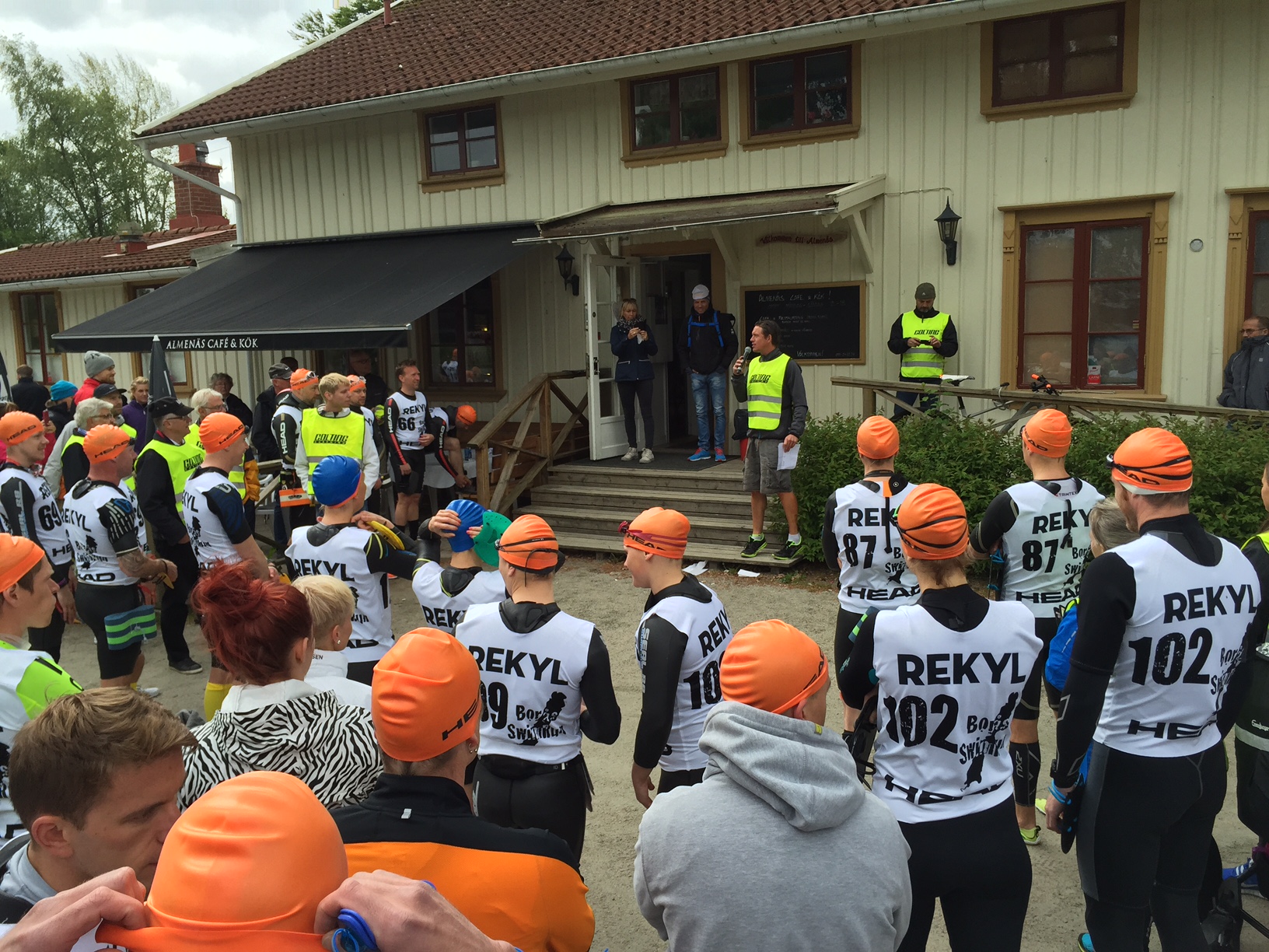 Jonas Colting håller pre race-meeting på engelska (faktiskt en hel internationellt deltagande) utanför kafét på Almenäs