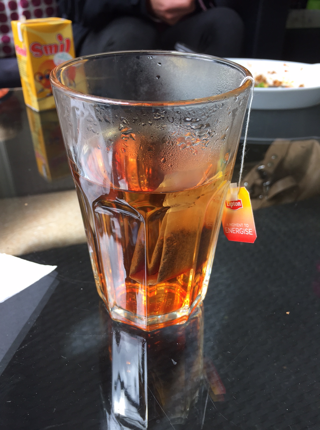 Jag var lite frusen efteråt och köpte en kopp te. Vad får man då om inte ett GLAS och dessutom UTAN ÖRA. Dubbel olycka!