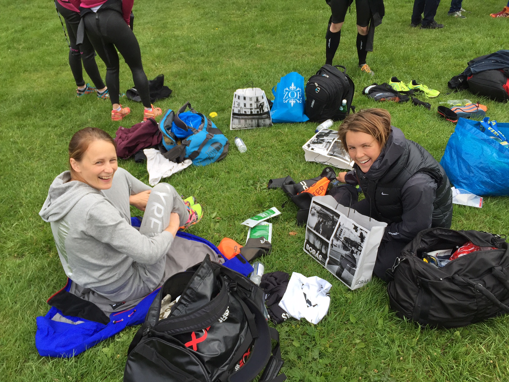 Madelene Perhagen (tidigare Hedin, till höger) har varit med på många av mina skidkurser och det är alltid lika roligt att träffa henne. Hon körde sprintbanan med sin kompis Karin Jogeland.
