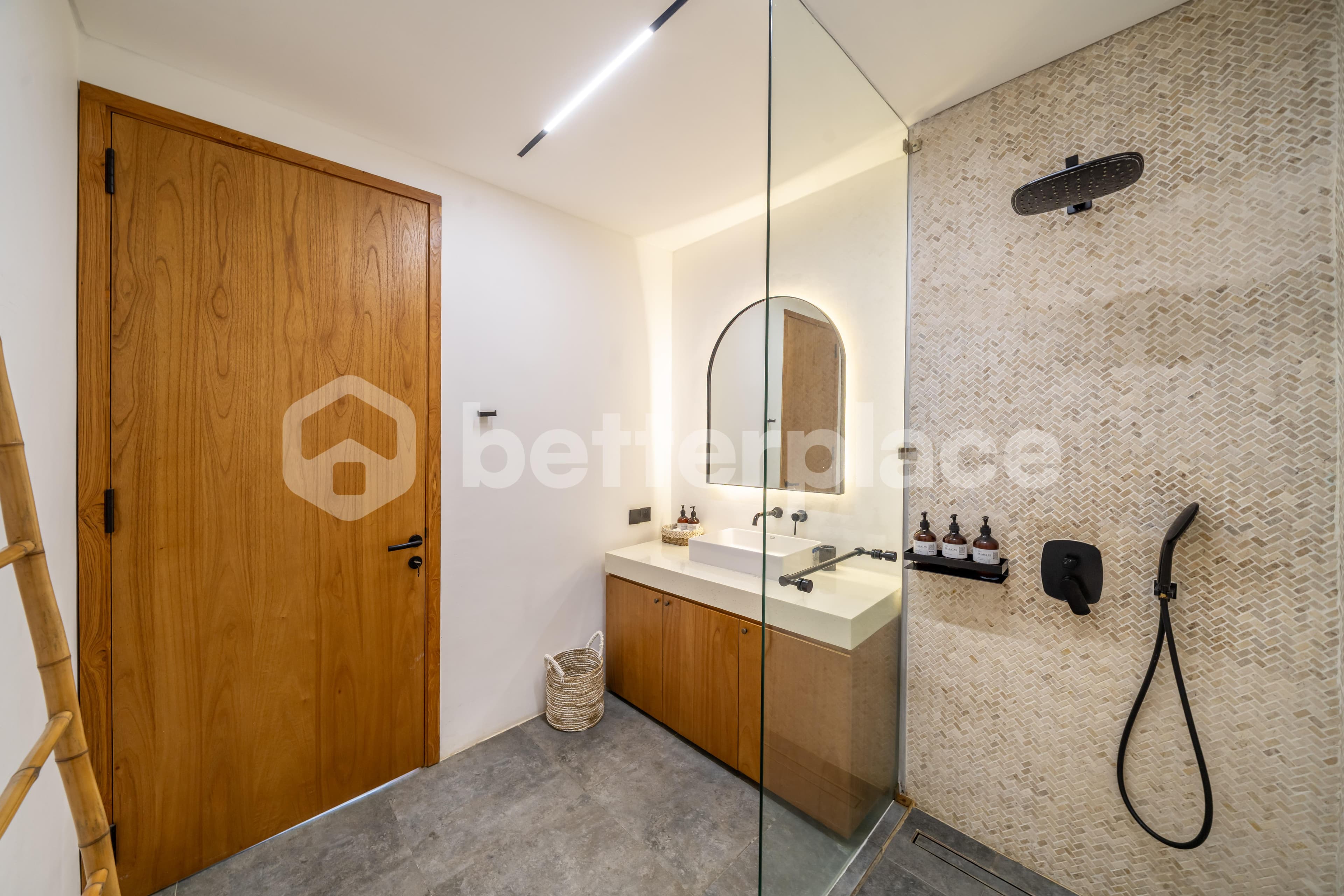 Stunning 3 Bedroom Villa in Batu Bolong, Just Steps Away from the Beach