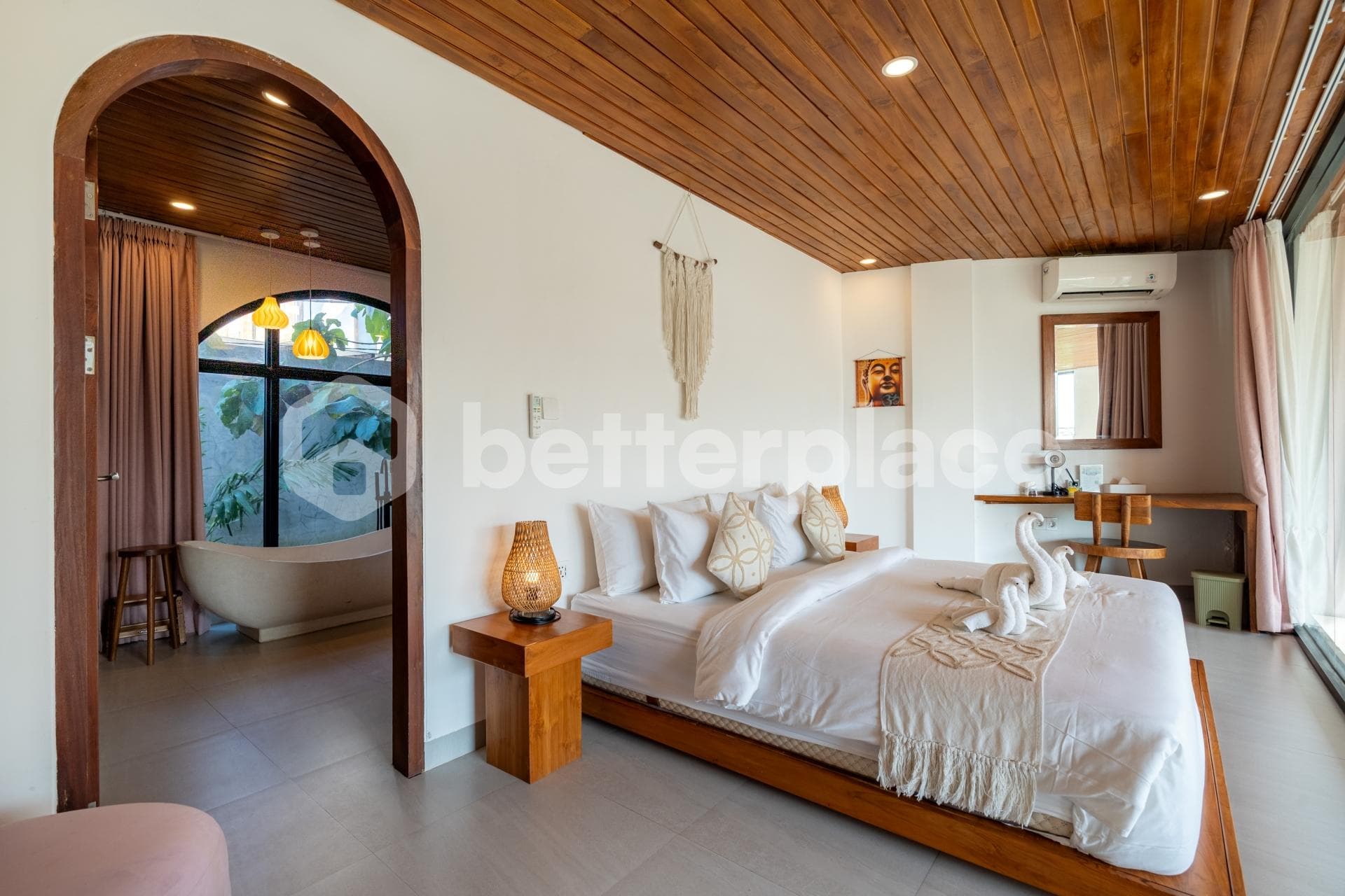Discover this Stunning Fully Furnished Leasehold Villa with Pools & Sauna in Uluwatu