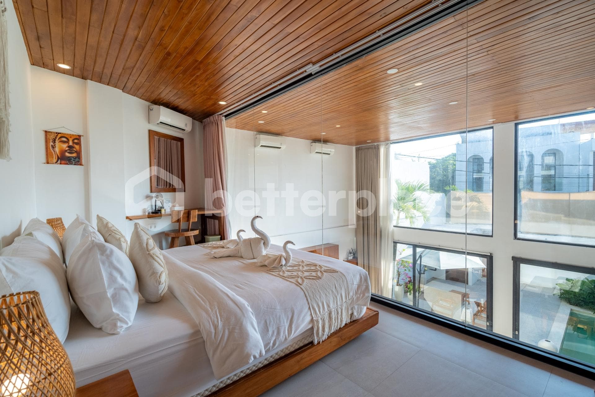 Discover this Stunning Fully Furnished Leasehold Villa with Pools & Sauna in Uluwatu