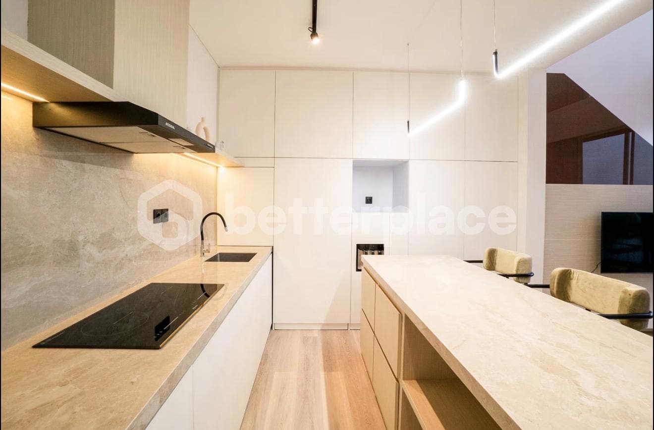 Elegant Modern 2-Bed Villa/Townhouse in the Heart of Berawa – Fully Furnished Leasehold Residence Just 5 Minutes from the Beach and Lifestyle Hotspots