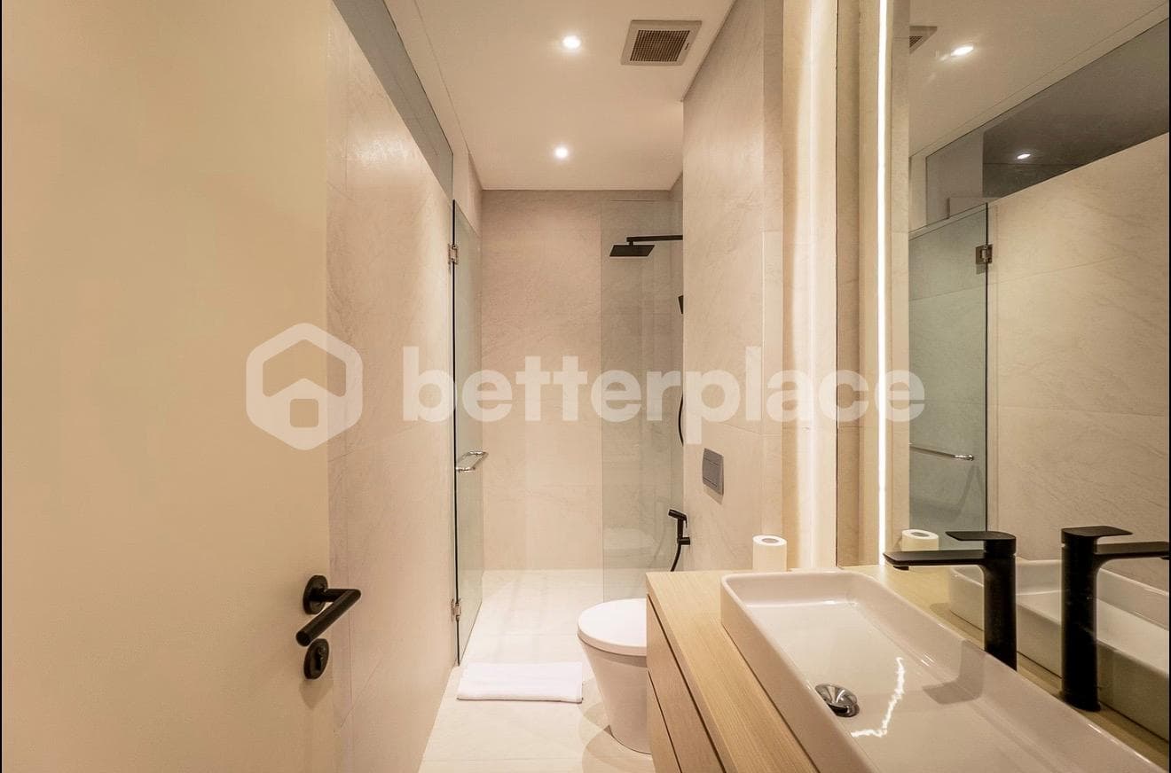 Elegant Modern 2-Bed Villa/Townhouse in the Heart of Berawa – Fully Furnished Leasehold Residence Just 5 Minutes from the Beach and Lifestyle Hotspots
