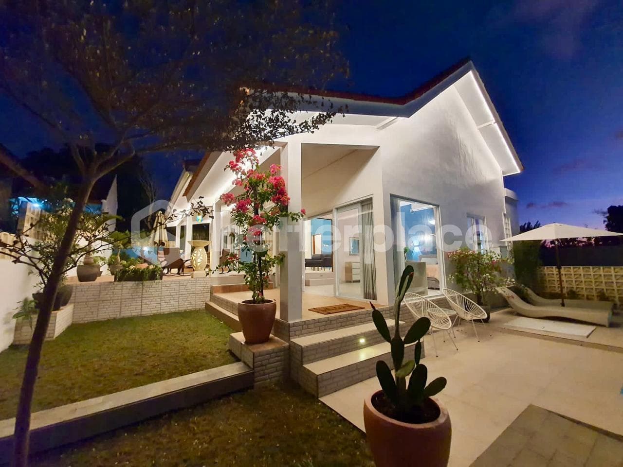 Outdoor Oasis: Beautiful Landscaped Garden with Room for a Pool