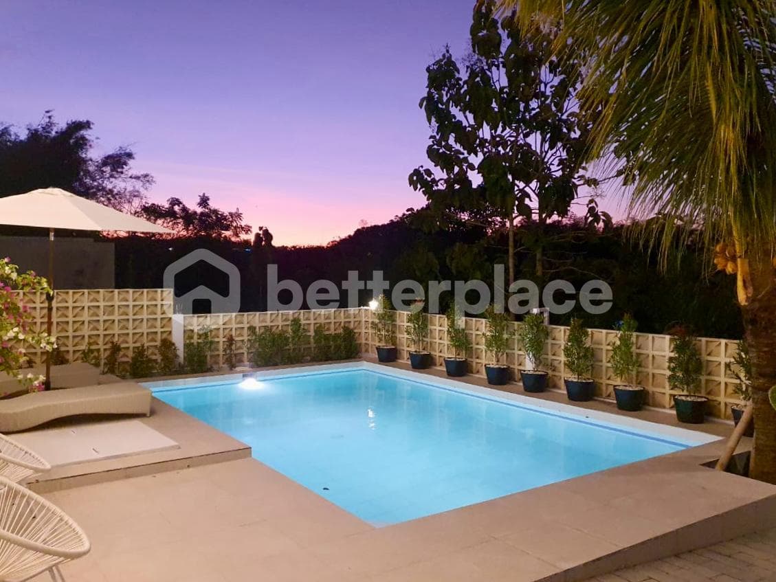 Outdoor Oasis: Beautiful Landscaped Garden with Room for a Pool