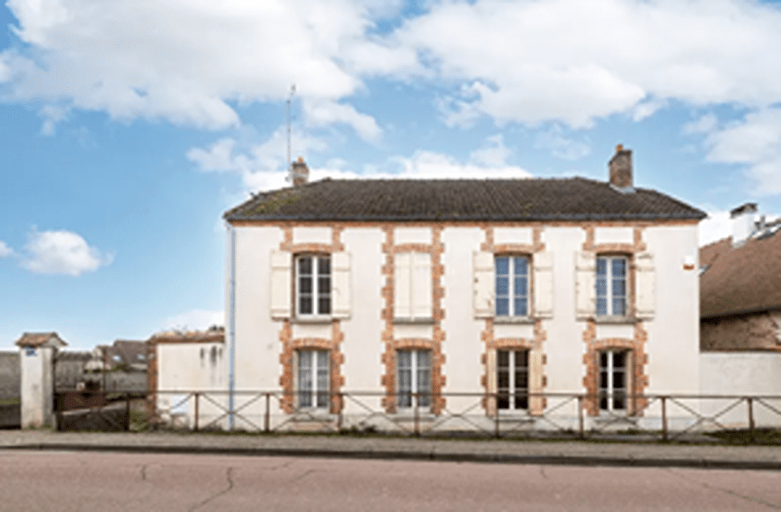 Excellent Vineyard & Farmhouse Estate for Sale In Villenauxe la Grande France
