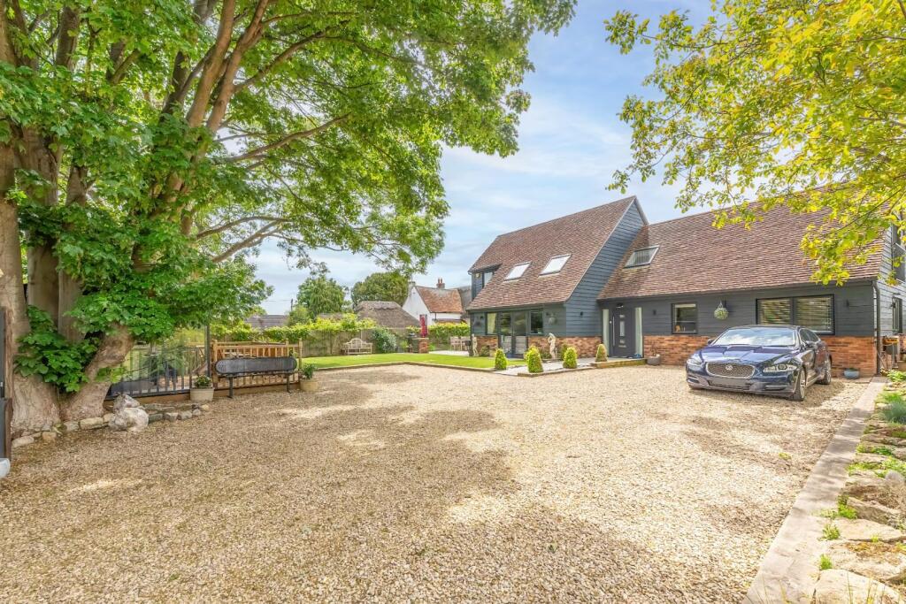 Luxury 5 Bed Detached Home for Sale In Barnett Way, Bierton, Aylesbury United Kingdom